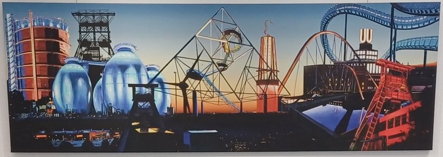 Eine lebhafte Skyline bei Sonnenuntergang mit farbenfrohen Industriegebäuden, Fahrgeschäften und einer Achterbahn.